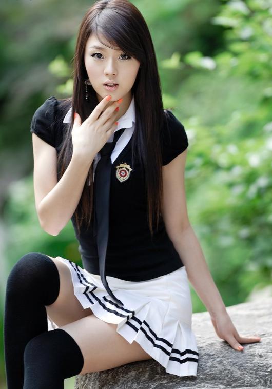 Here are some photos of Hwang Mi Hee in various school outfits